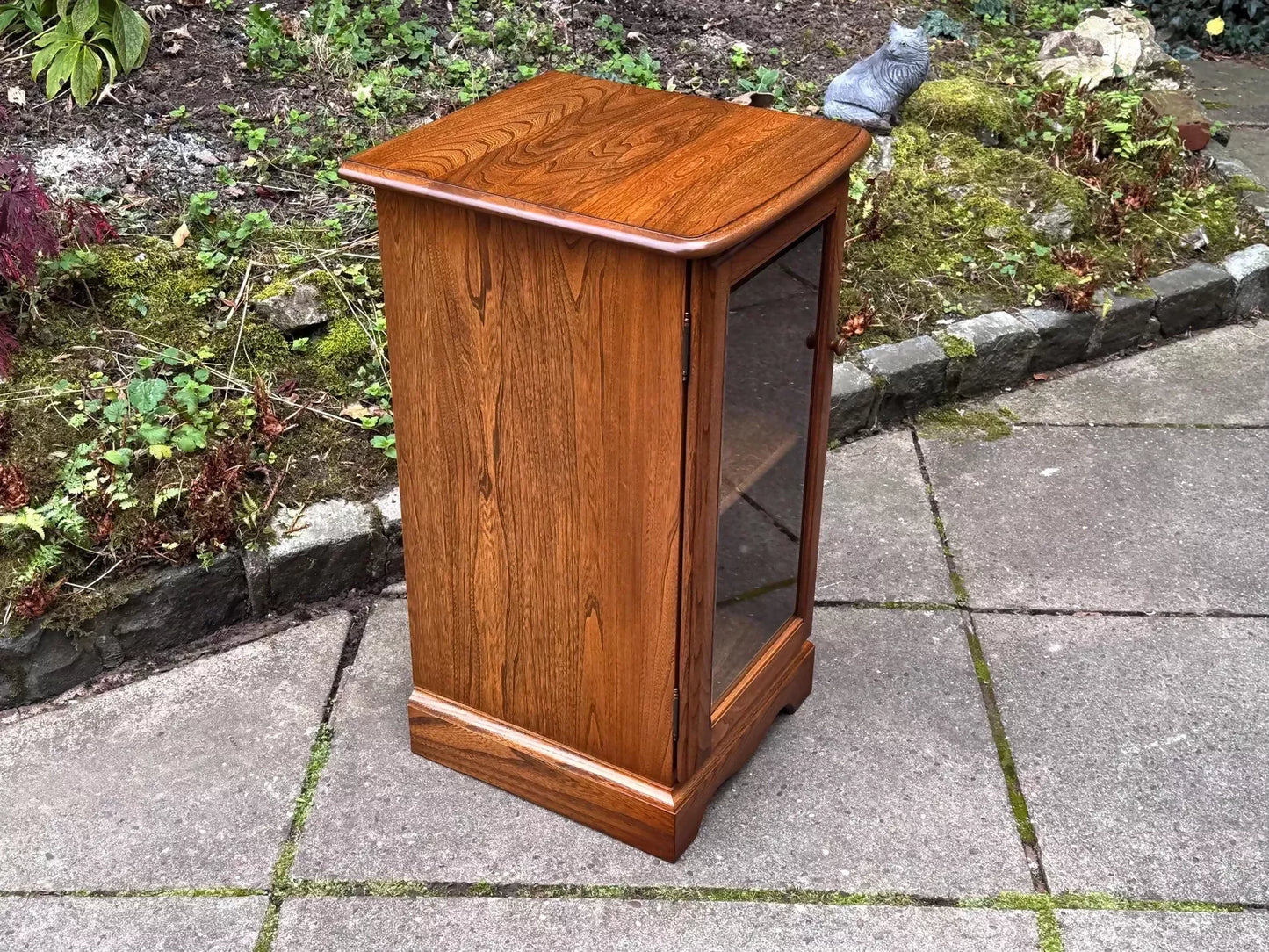 AN ERCOL WARWICK GOLDEN DAWN ELM CD HI FI STORAGE CABINET / MEDIA STAND.