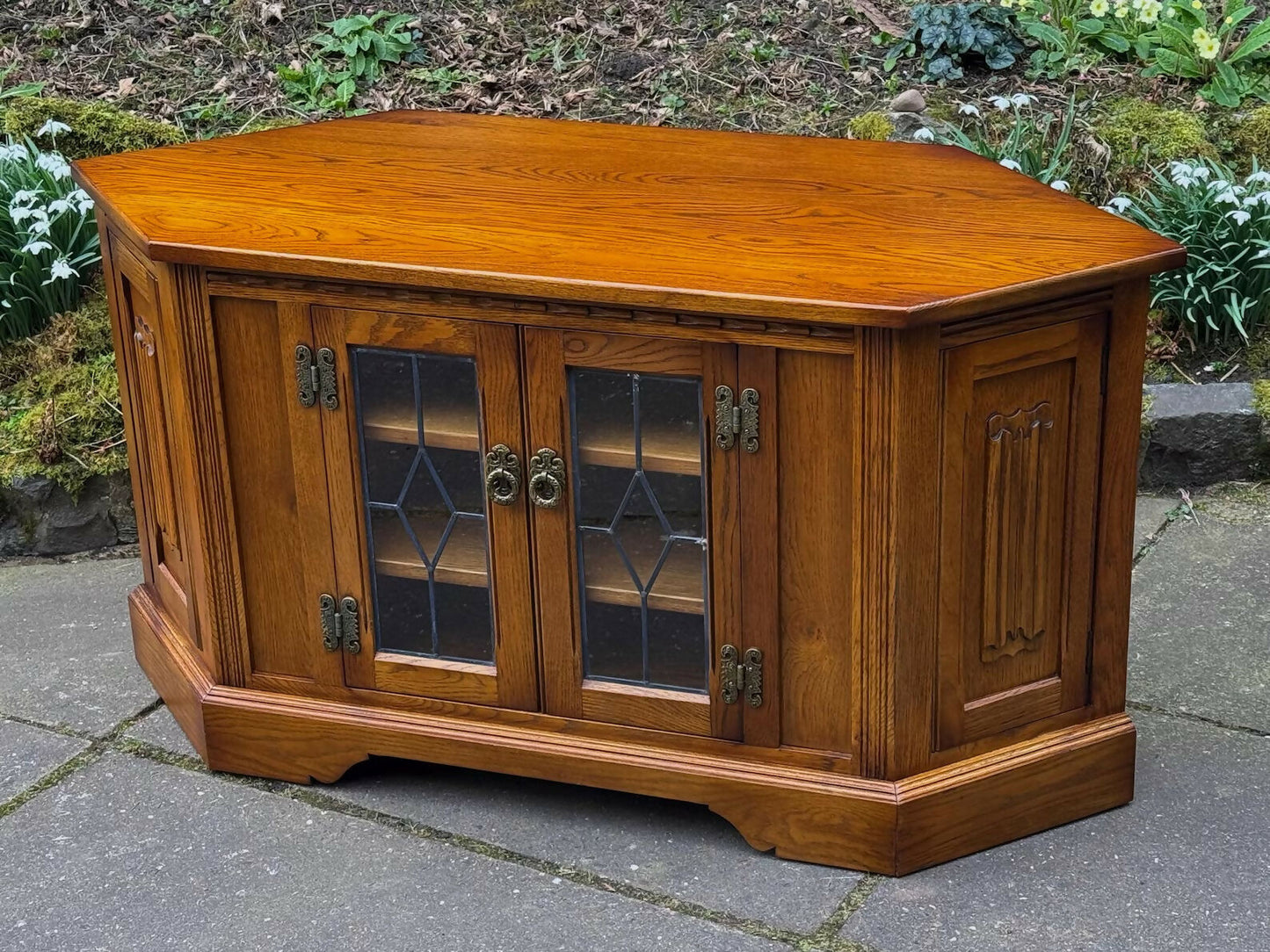 A WOOD BROTHERS OLD CHARM CARVED LIGHT OAK CORNER TV CABINET / MEDIA STAND / UNIT