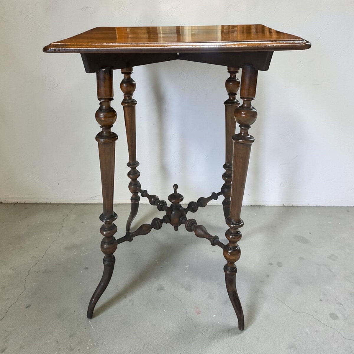 Elegant late 19th-century Victorian occasional side table