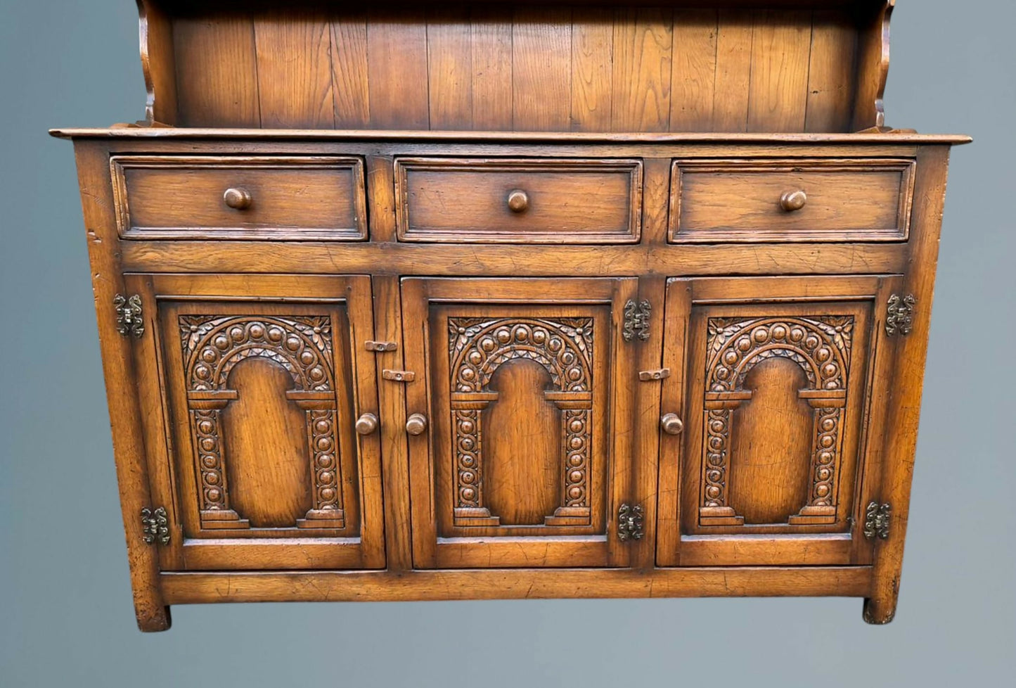 Good Quality Oak Dresser and Rack In The Period Style