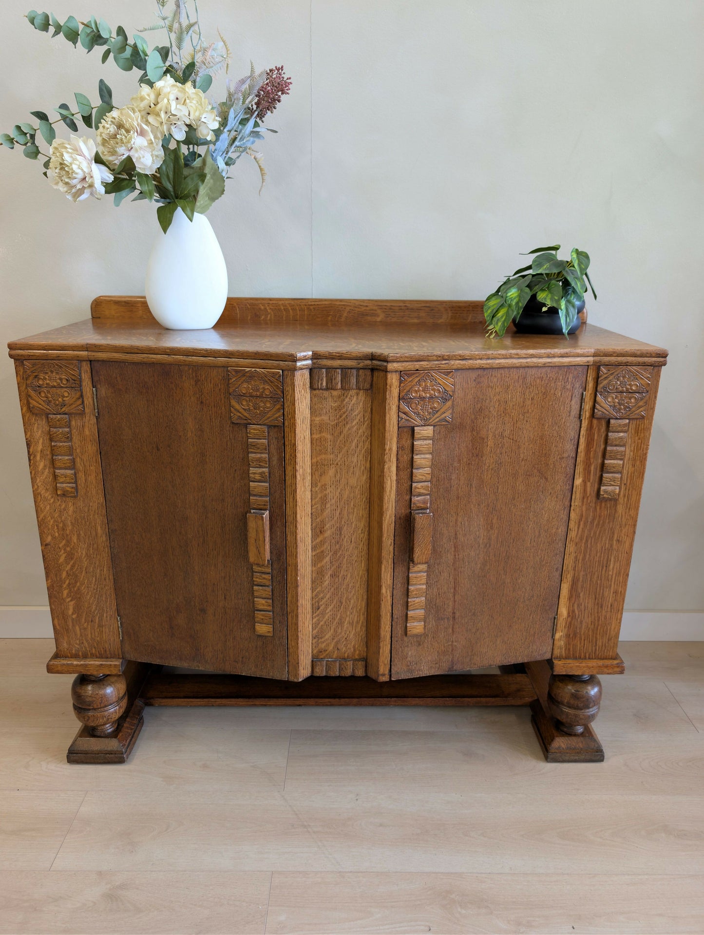 1930s Art Deco Quarter-Sawn Oak Sideboard Drinks Cabinet
