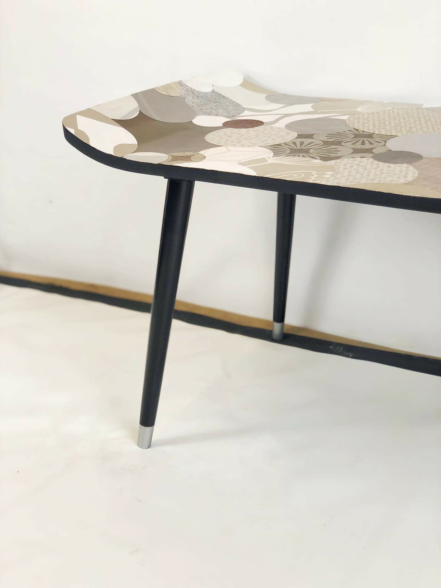 Vintage Mid Century contoured coffee table - Tapered legs, iconic design