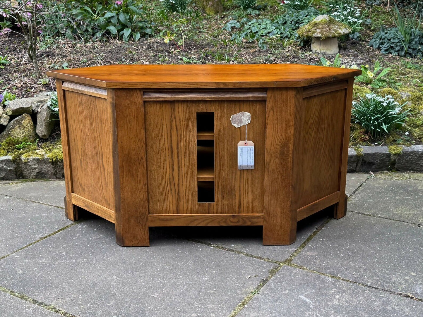 A WOOD BROTHERS OLD CHARM CARVED LIGHT OAK CORNER TV CABINET / MEDIA STAND / UNIT