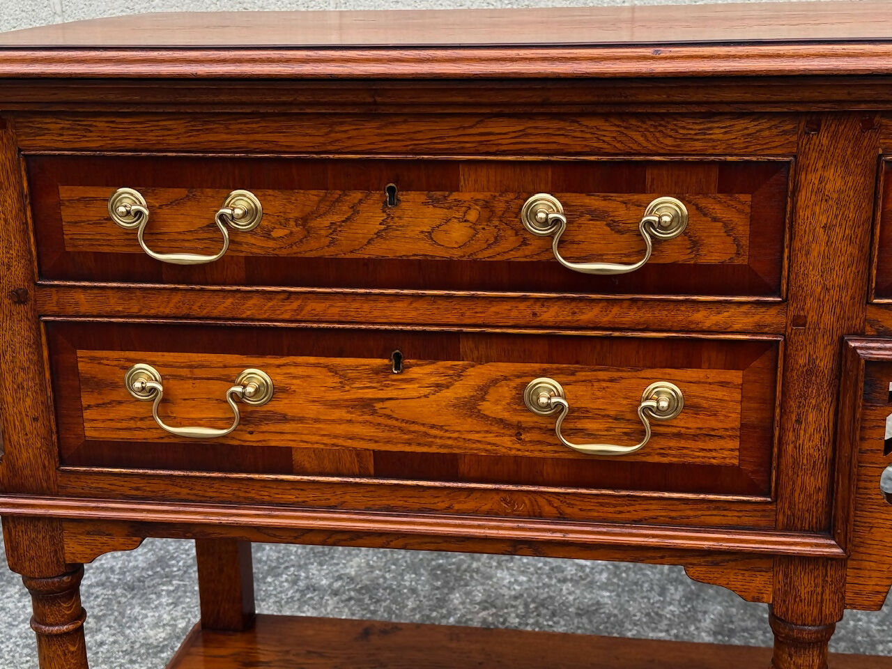 A TITCHMARSH AND GOODWIN STYLE SOLID OAK SIDEBOARD / DRESSER BASE / HALL LAMP TABLE
