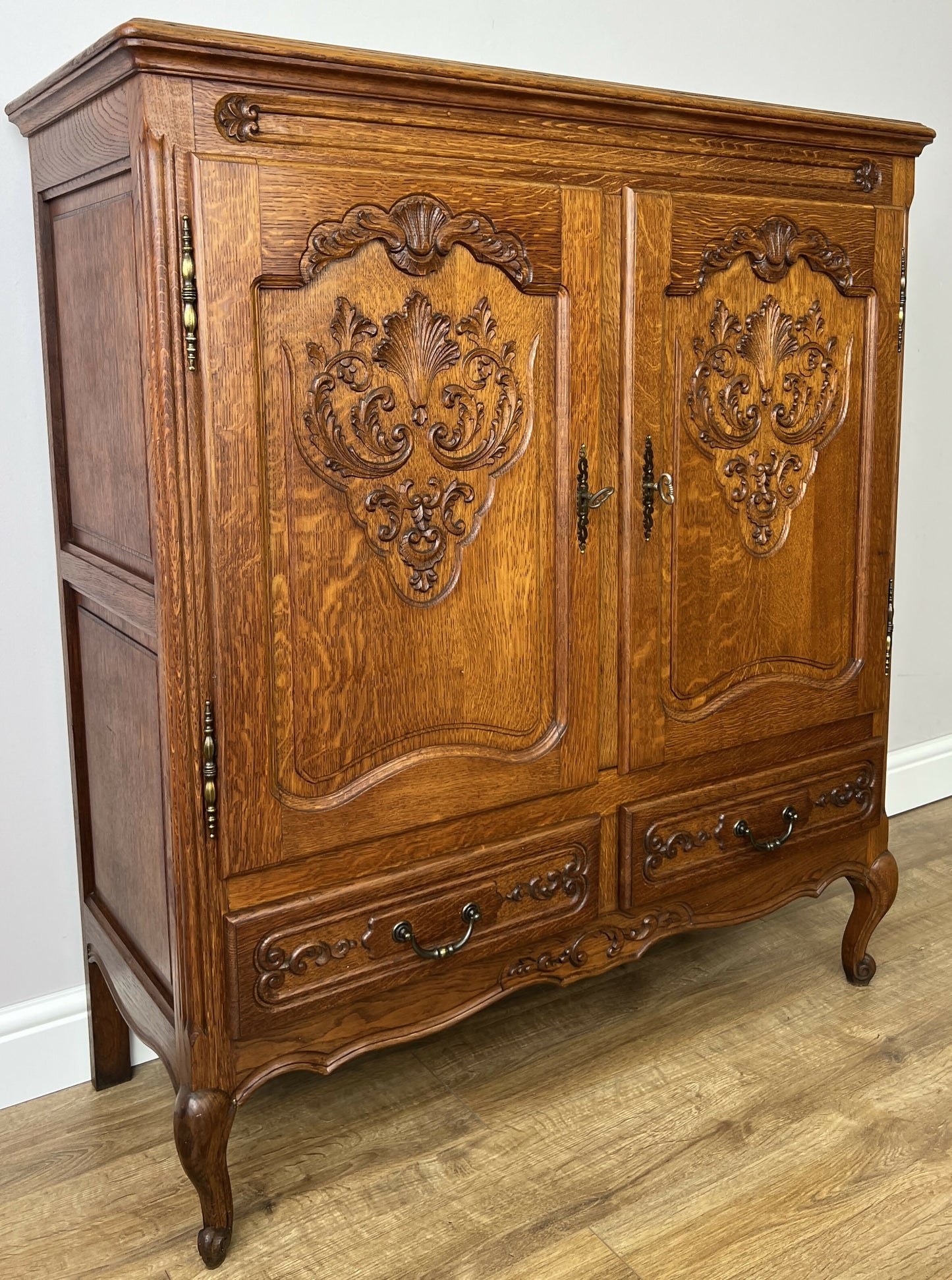 Cabinet Vintage French Louis XIV Oak Sideboard with Carved Cupboard LOT 6251