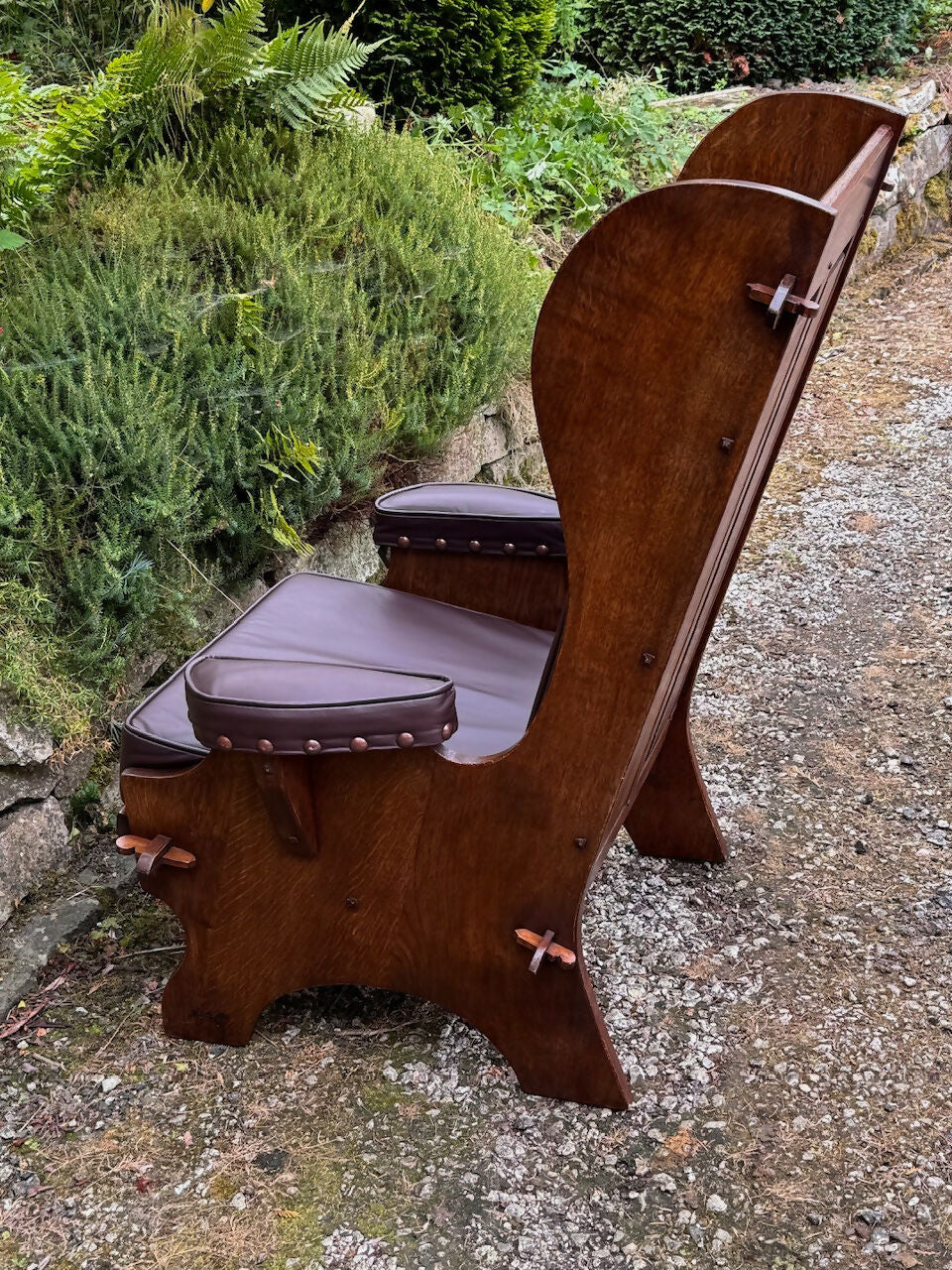 A NIGEL RUPERT GRIFFITHS MONASTIC CARVED OAK LEATHER FIRESIDE CHAIR / ARMCHAIR
