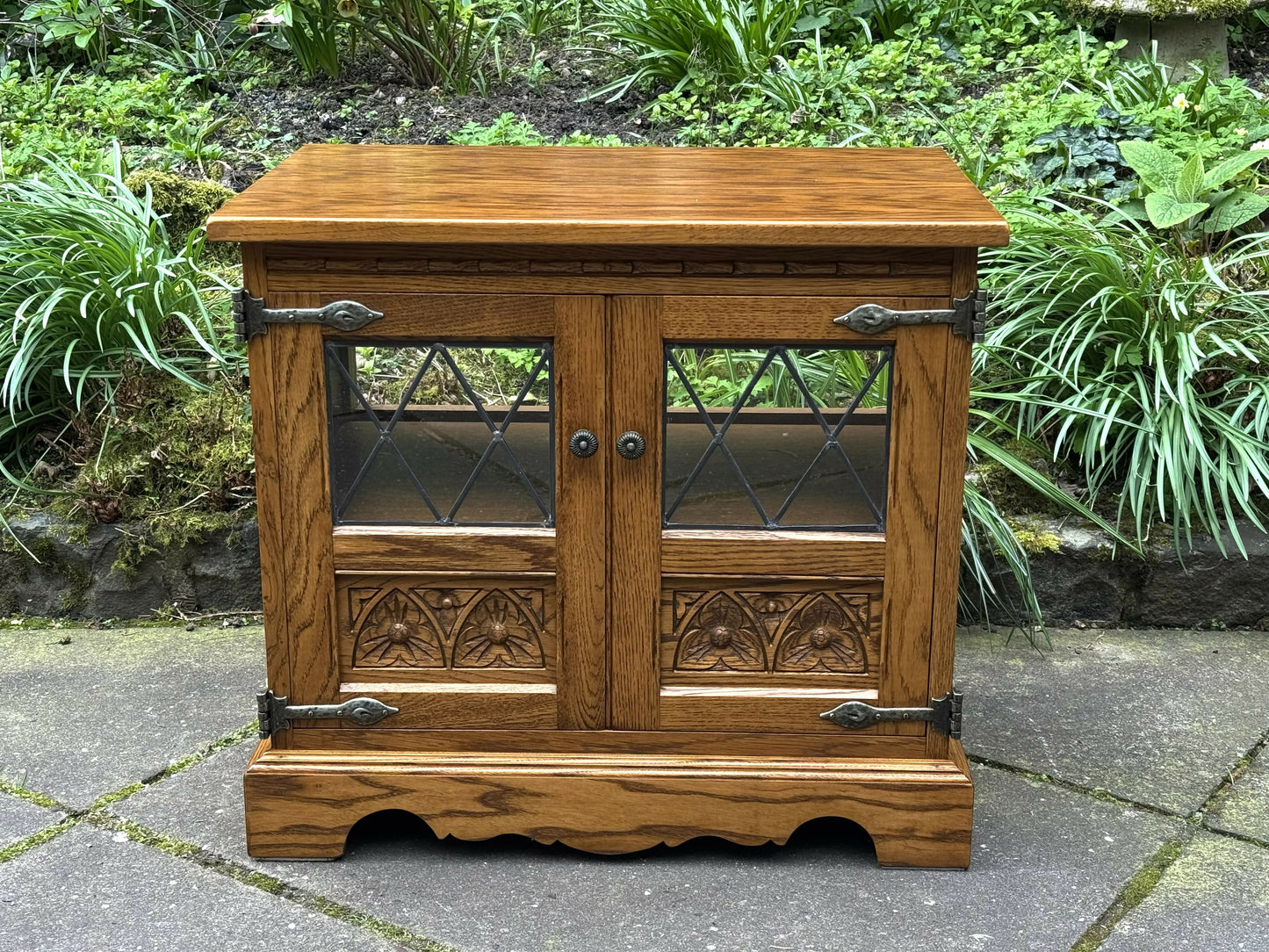A WOOD BROTHERS OLD CHARM VINTAGE CARVED OAK TV MEDIA CABINET / STAND