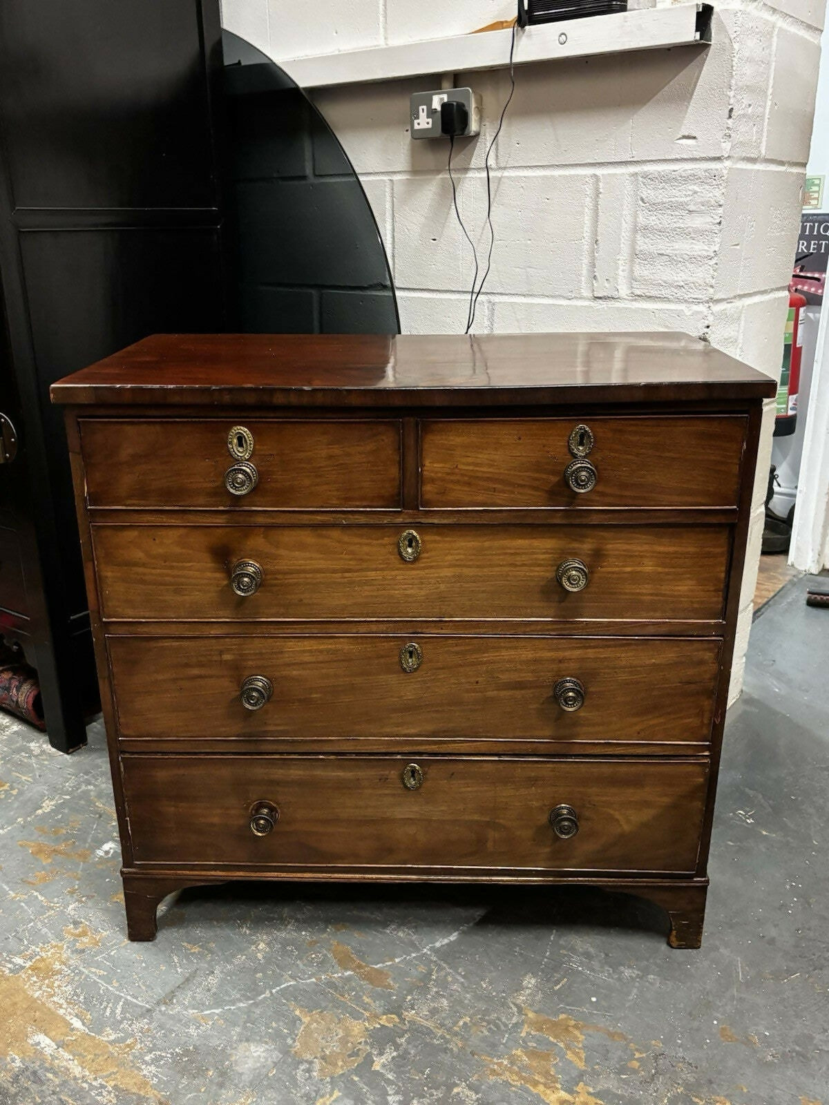 Georgian Mahogany Chest Of Drawers. Nice Small Proportions.