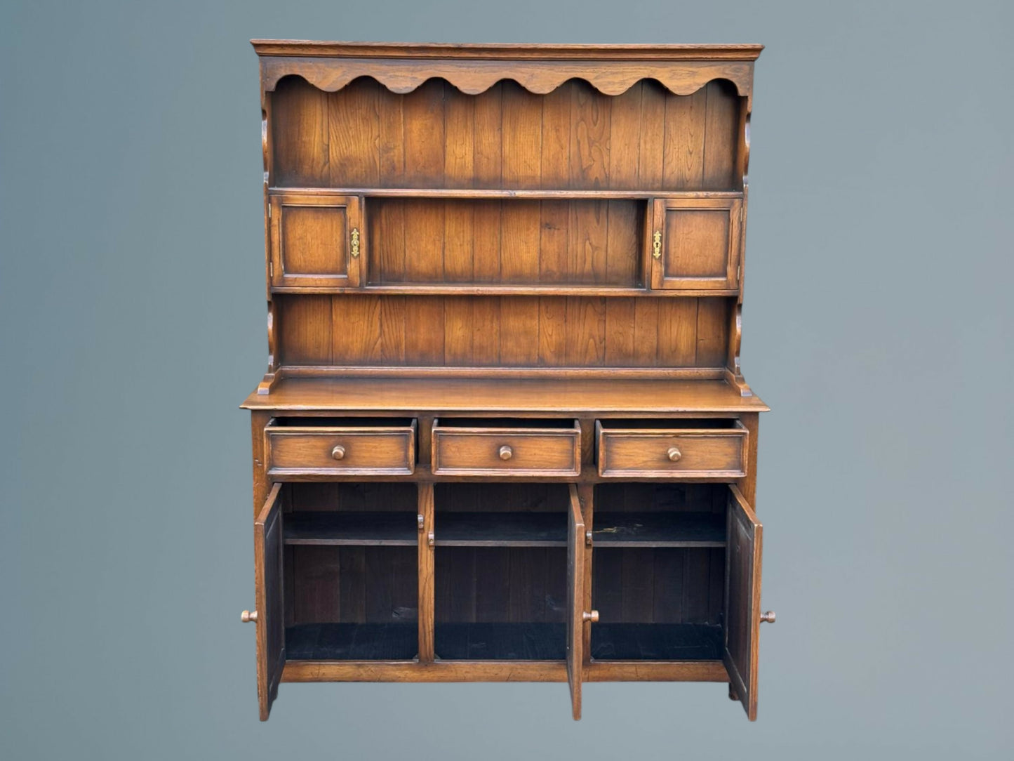 Good Quality Oak Dresser and Rack In The Period Style