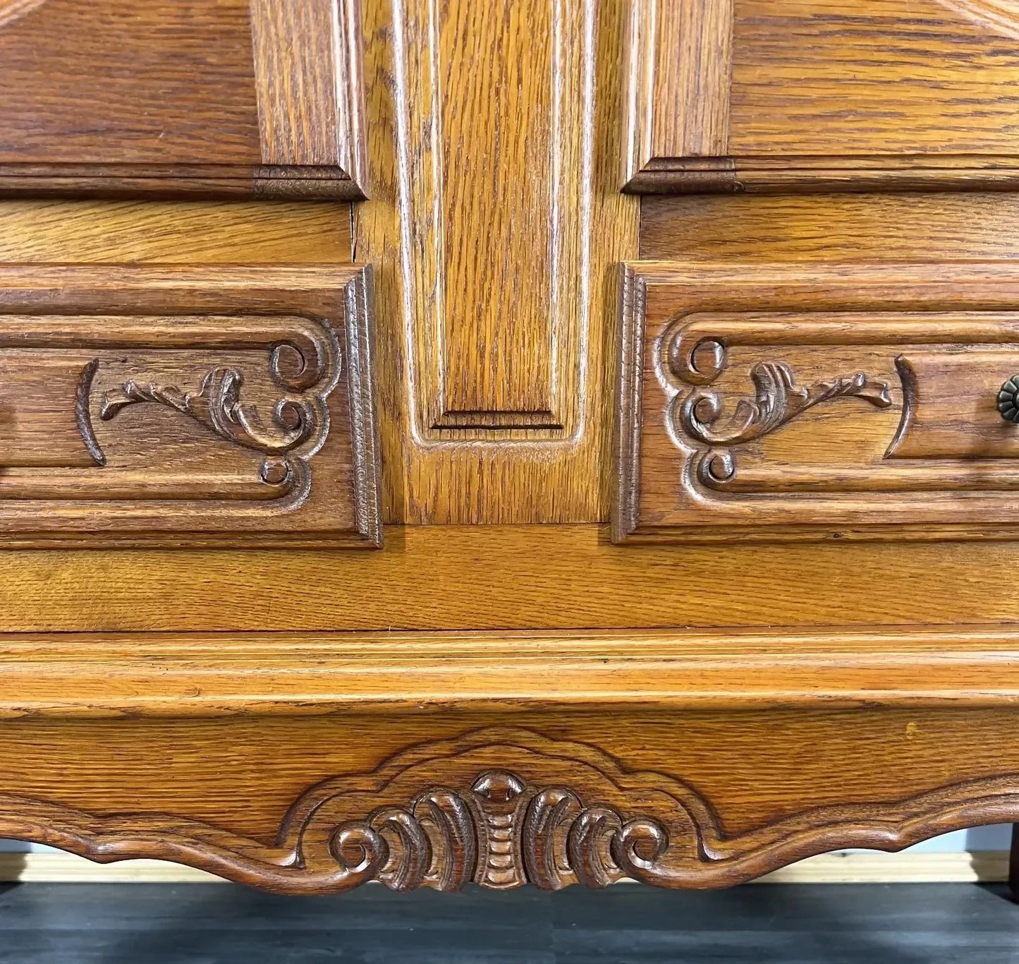 Cabinet Vintage French Louis XIV Oak Sideboard with Carved Cupboard LOT 4471