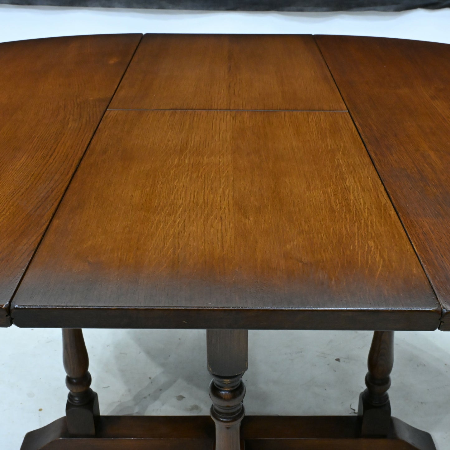 Old Charm Oak Round Dining Table Extending Seats 6 Tudor Brown FREE Delivery*