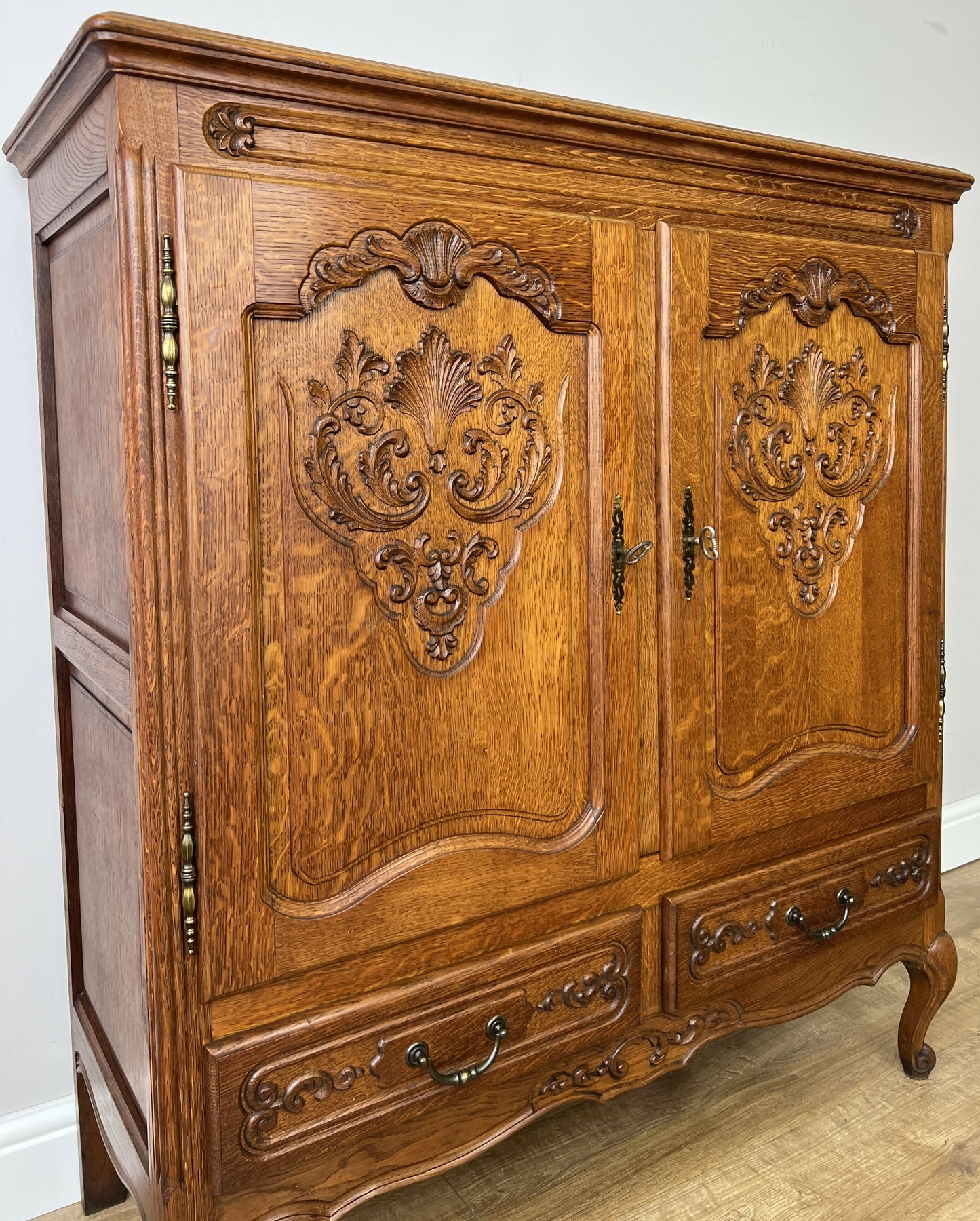 Cabinet Vintage French Louis XIV Oak Sideboard with Carved Cupboard LOT 6251