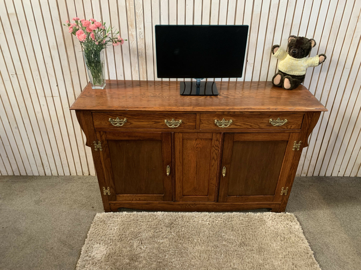 Oak sideboard dresser base/ tv unit with 2 door and 2 Drawers.