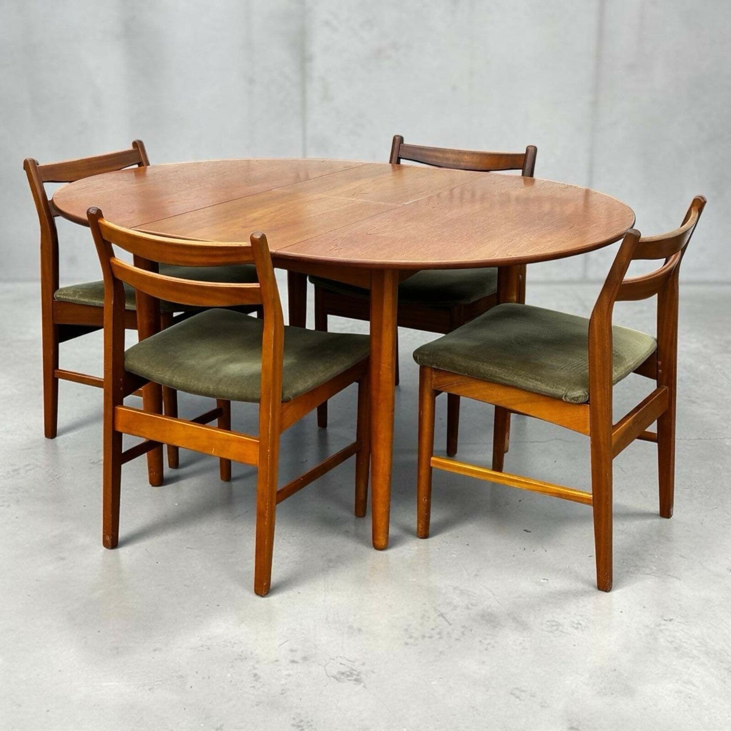 Mid Century Vintage Circular Extending To An Oval Dining Table & 4 Dining Chairs