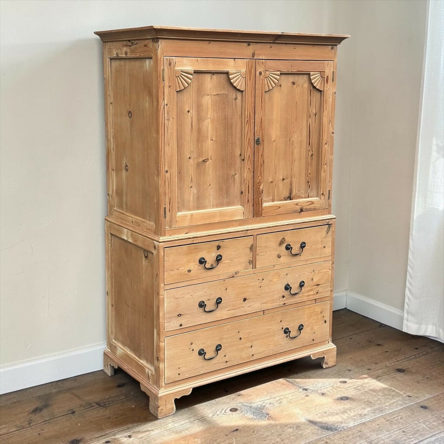 Pine Press / Pine Cupboard In The Georgian Style