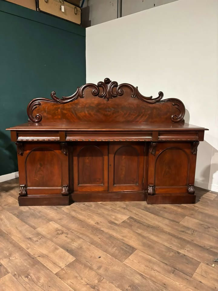 Victorian mahogany chiffonier, having a decorative gallery 6