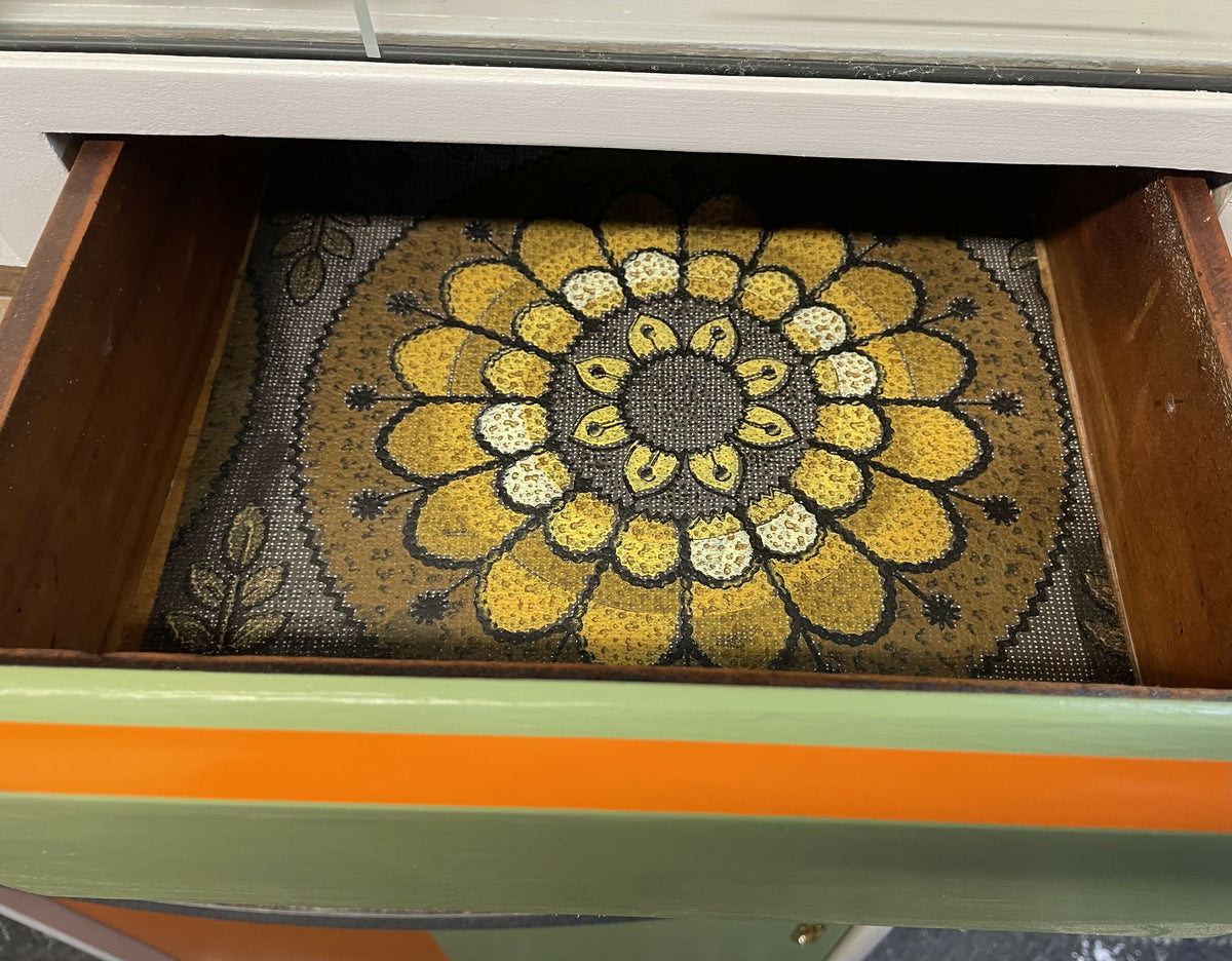 Vintage Kitchenette Upcycled to a Fresh Retro Look