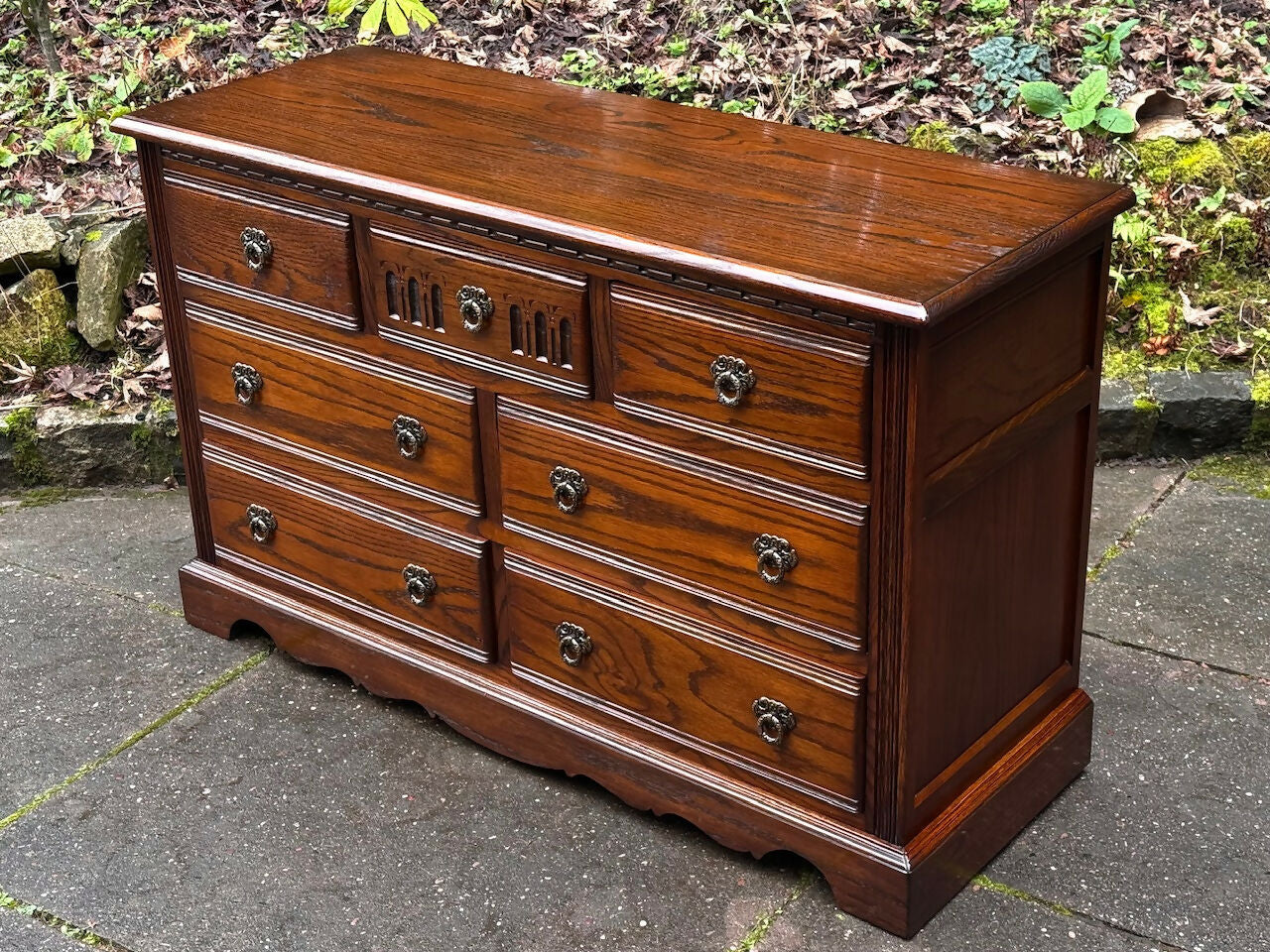 A WOOD BROTHERS OLD CHARM CARVED LIGHT OAK LONG CHEST OF DRAWERS / SIDEBOARD / DRESSER BASE