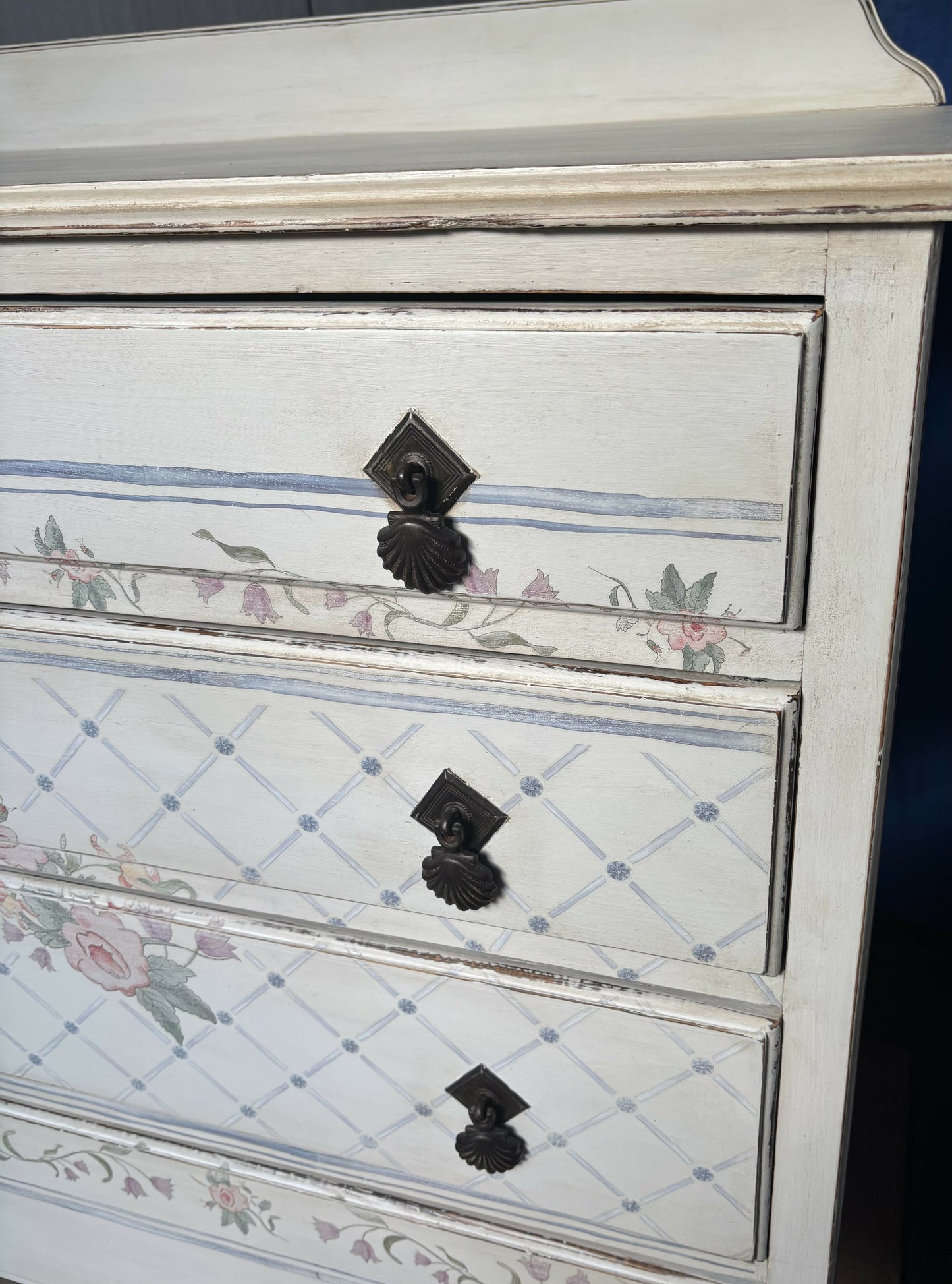 Beautiful vintage chest of drawers in Old English White