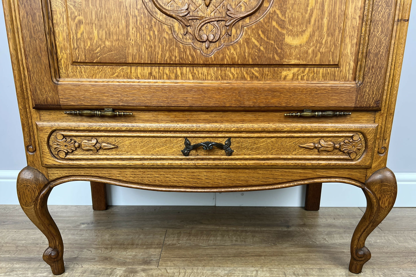Cabinet Vintage French Louis XIV Oak Sideboard with Carved Cupboard LOT 6247