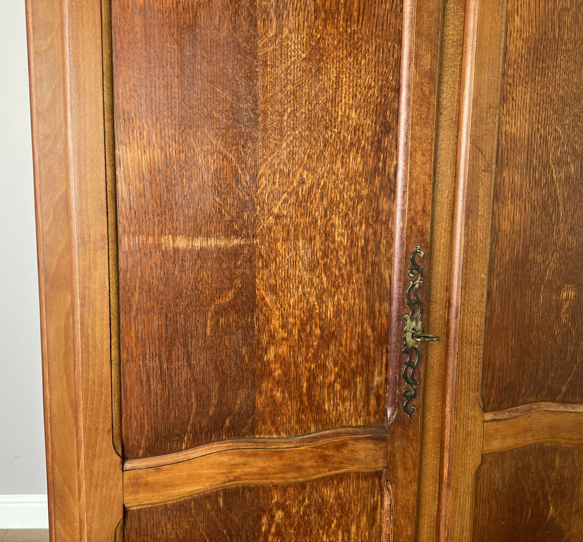 Wardrobe Vintage French Louis Oak Triple Door Carved Armoire Cabinet LOT 6537