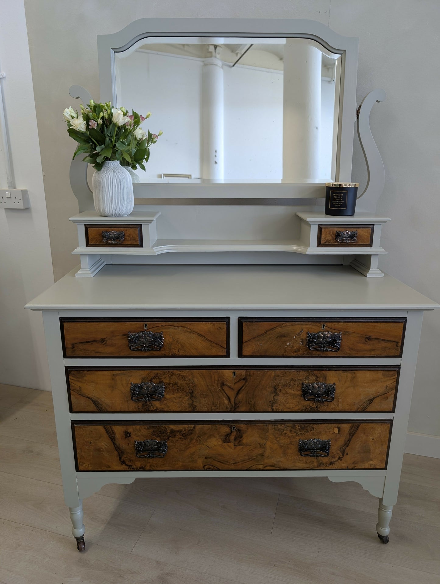 Late Victorian/Edwardian Burr Walnut Dressing Table with Mirror