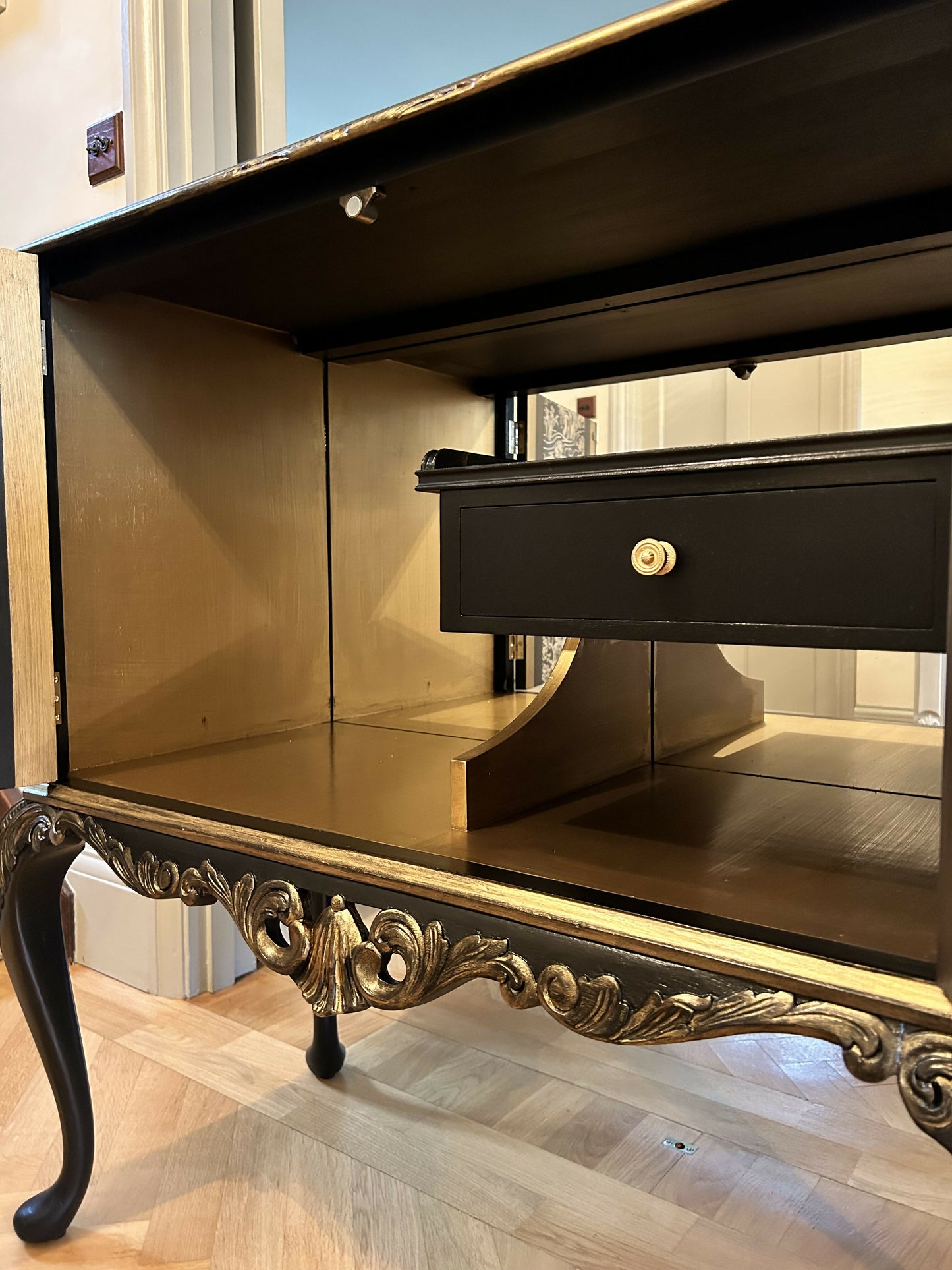 Cocktail Cabinet. Vintage Queen Anne Repro. Chinoiserie style. Black & Gold. Handpainted.
