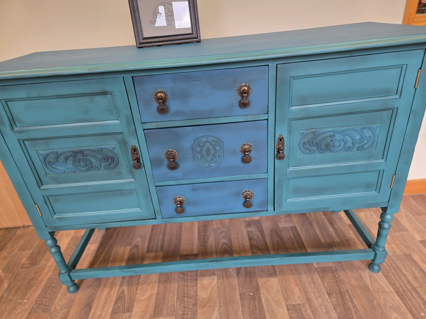 Vintage solid oak sideboard/cabinet/bar.