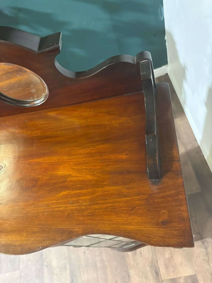 zEdwardian mahogany display cabinet features
