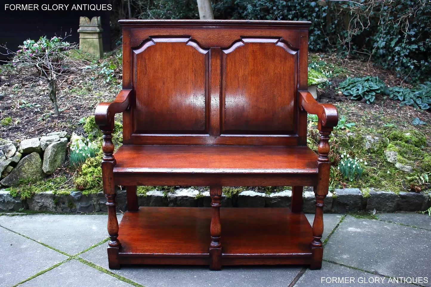 A TITCHMARSH AND GOODWIN SOLID OAK TAVERN SEAT / SETTLE / PEW / HALL ARMCHAIR / BENCH.
