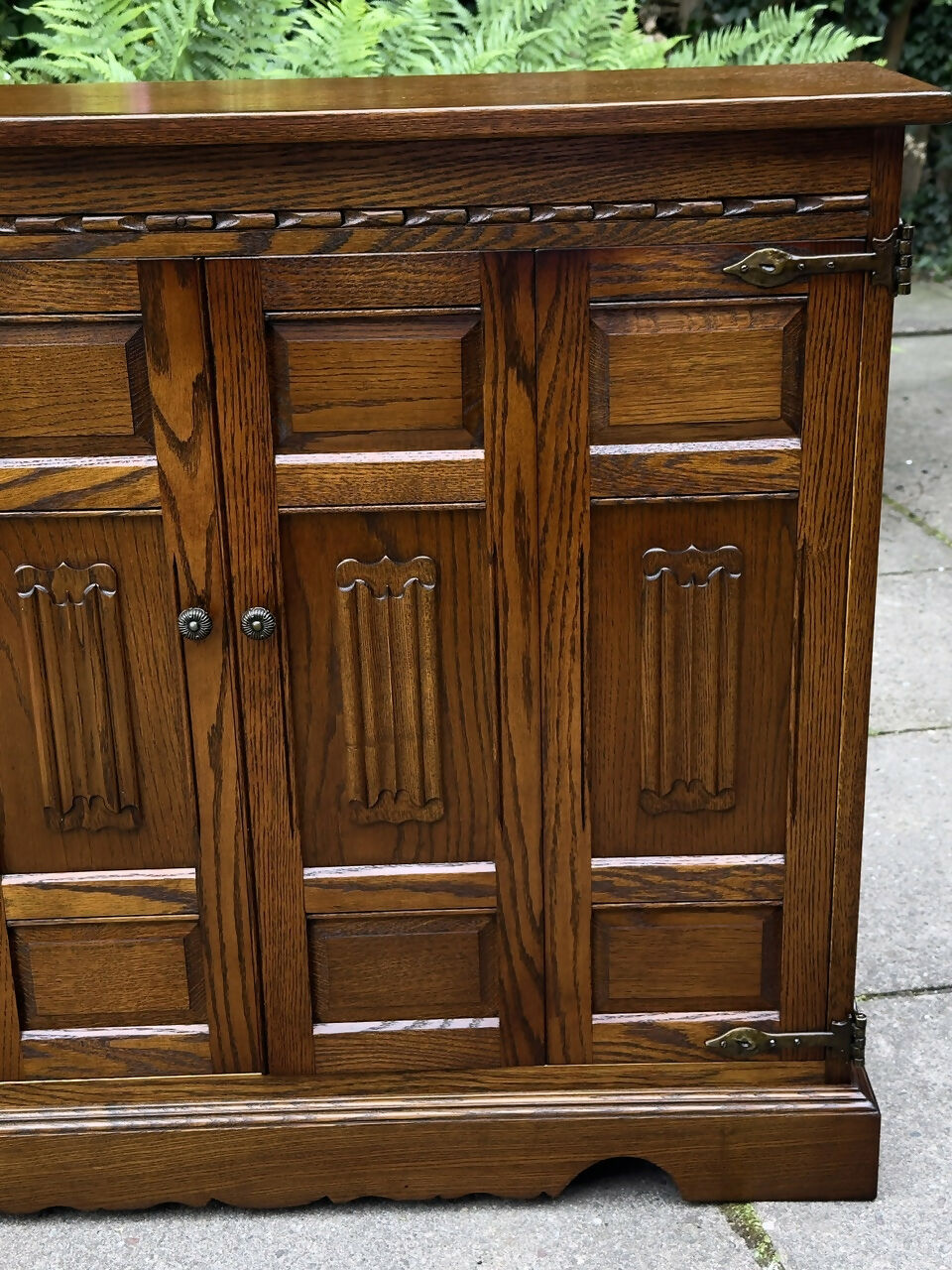 A WOOD BROTHERS OLD CHARM CARVED LIGHT OAK CD STORAGE CABINET / STAND