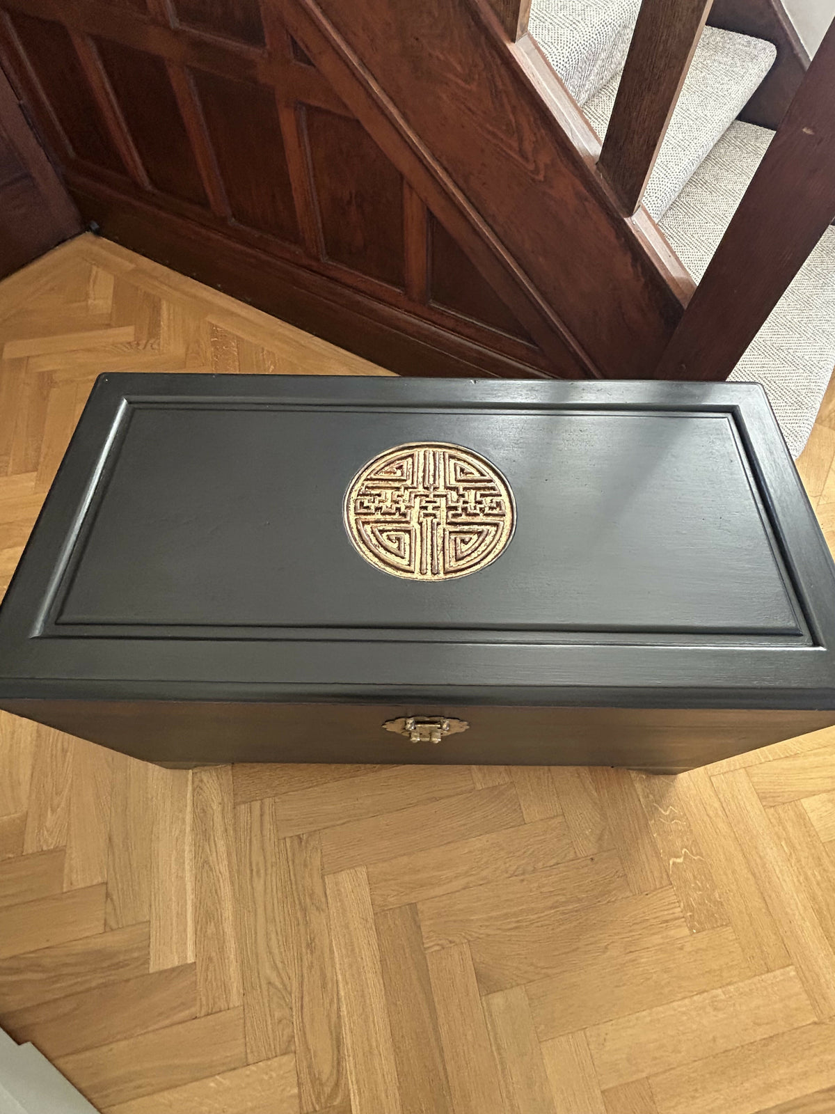 Ottoman. Vintage Camphor wood chest, handpainted. Black/gold