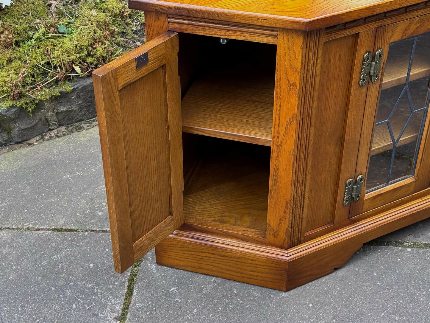 A WOOD BROTHERS OLD CHARM CARVED LIGHT OAK CORNER TV CABINET / MEDIA STAND / UNIT