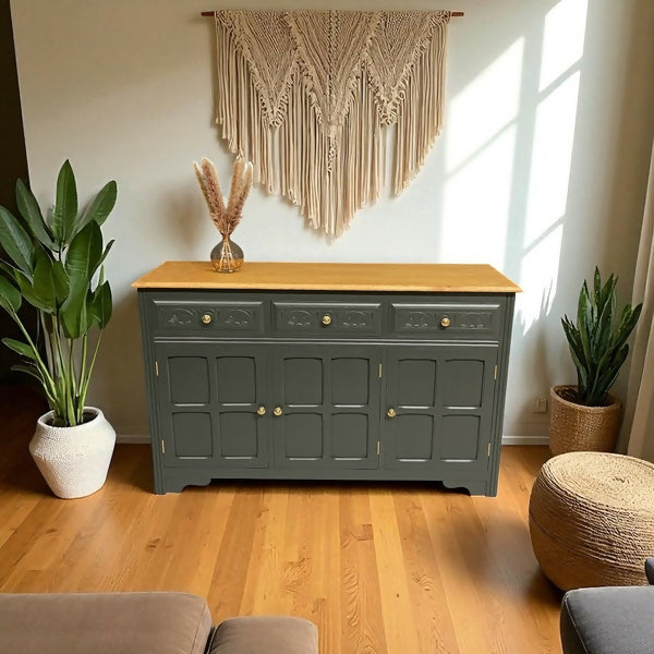 Stunning Solid Oak Vintage Sidebiard