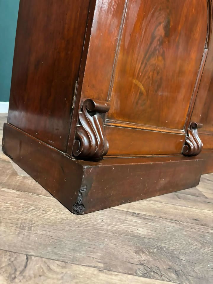 Victorian mahogany chiffonier, having a decorative gallery 7