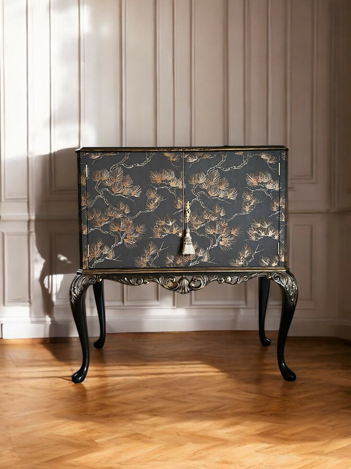 Cocktail Cabinet. Vintage Queen Anne Repro. Chinoiserie style. Black & Gold. Handpainted.