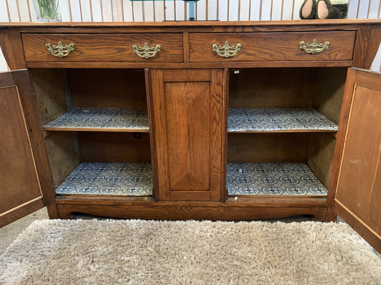 Oak sideboard dresser base/ tv unit with 2 door and 2 Drawers.