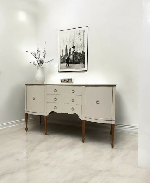 Stunning And Elegant Vintage Regency Mahogany Sideboard