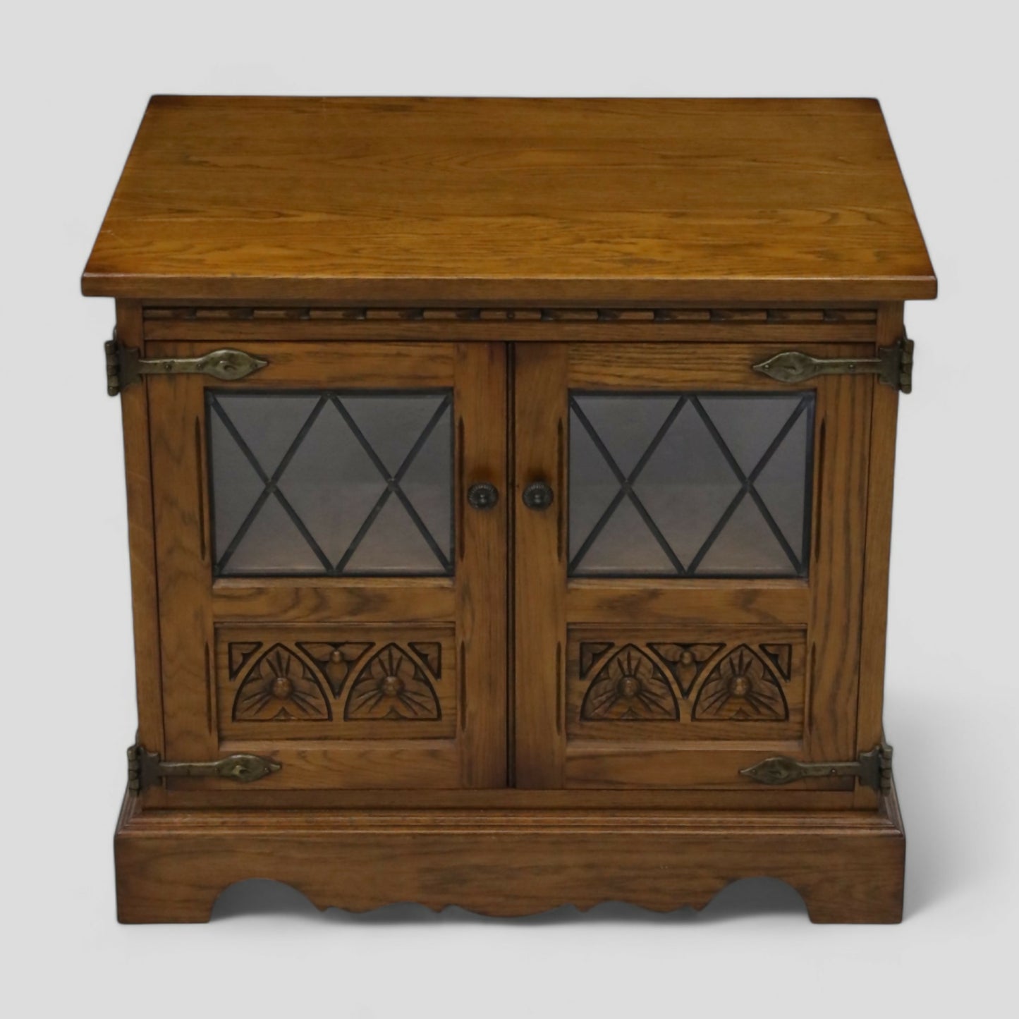 Old Charm TV Stand Video Cabinet Light Oak Model 2440 FREE Nationwide Delivery*. SBR9454/0908D