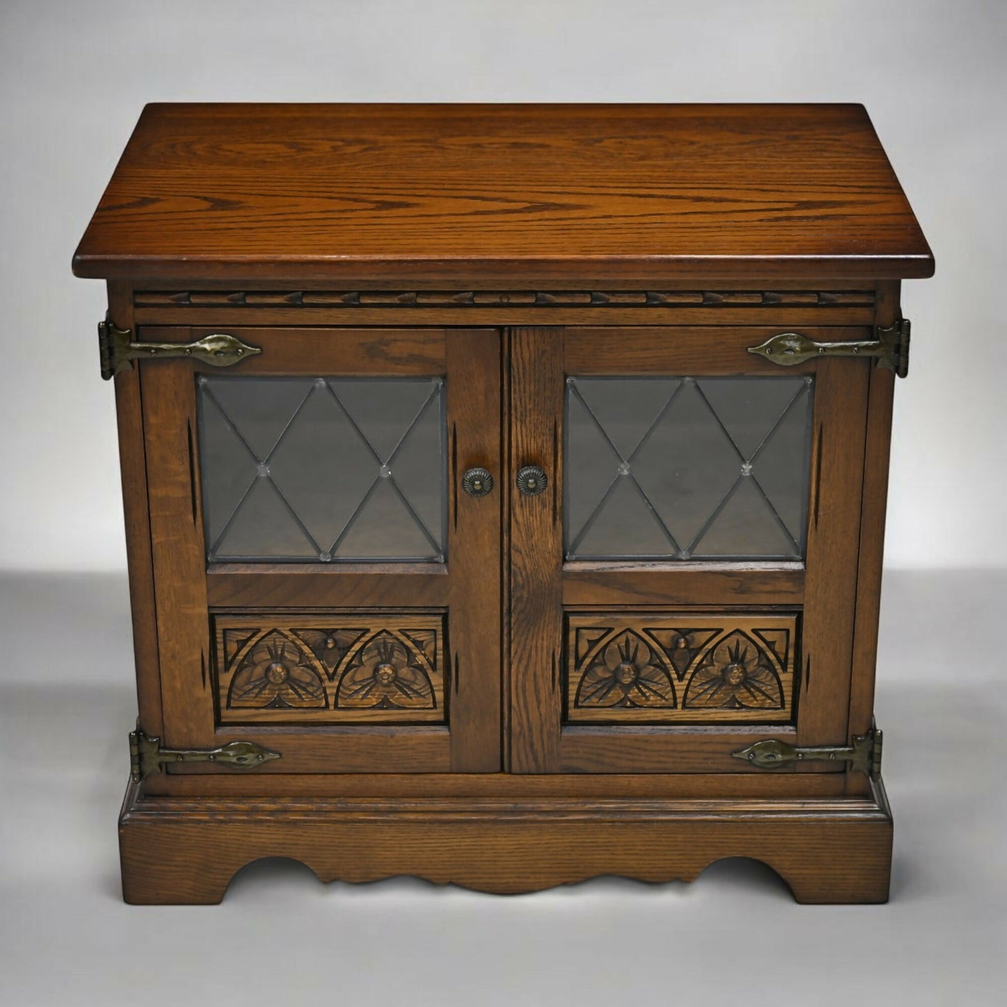 Old Charm TV Stand Video Cabinet Light Oak Made In England Free UK Delivery