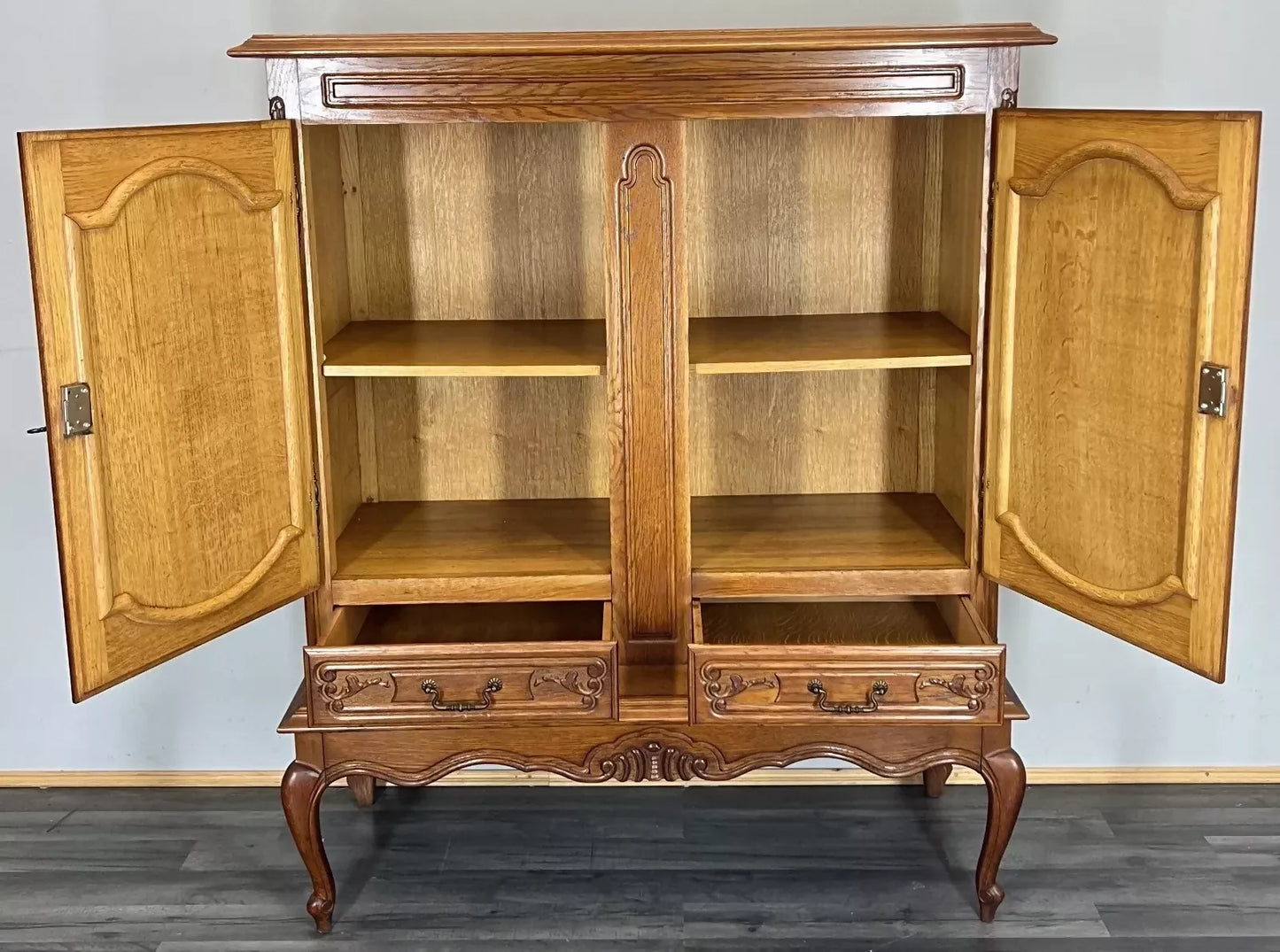 Cabinet Vintage French Louis XIV Oak Sideboard with Carved Cupboard LOT 4471