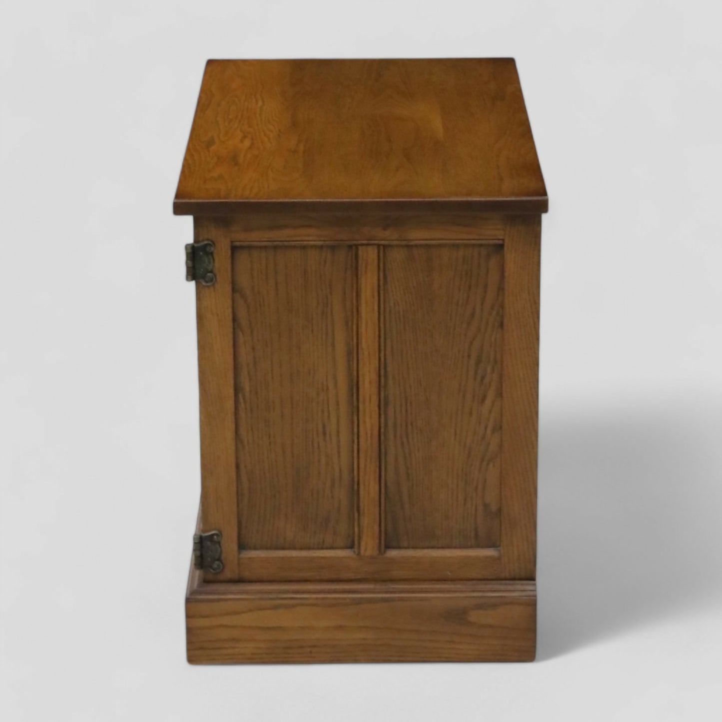 Old Charm TV Stand Video Cabinet Light Oak Model 2440 FREE Nationwide Delivery*. SBR9454/0908D