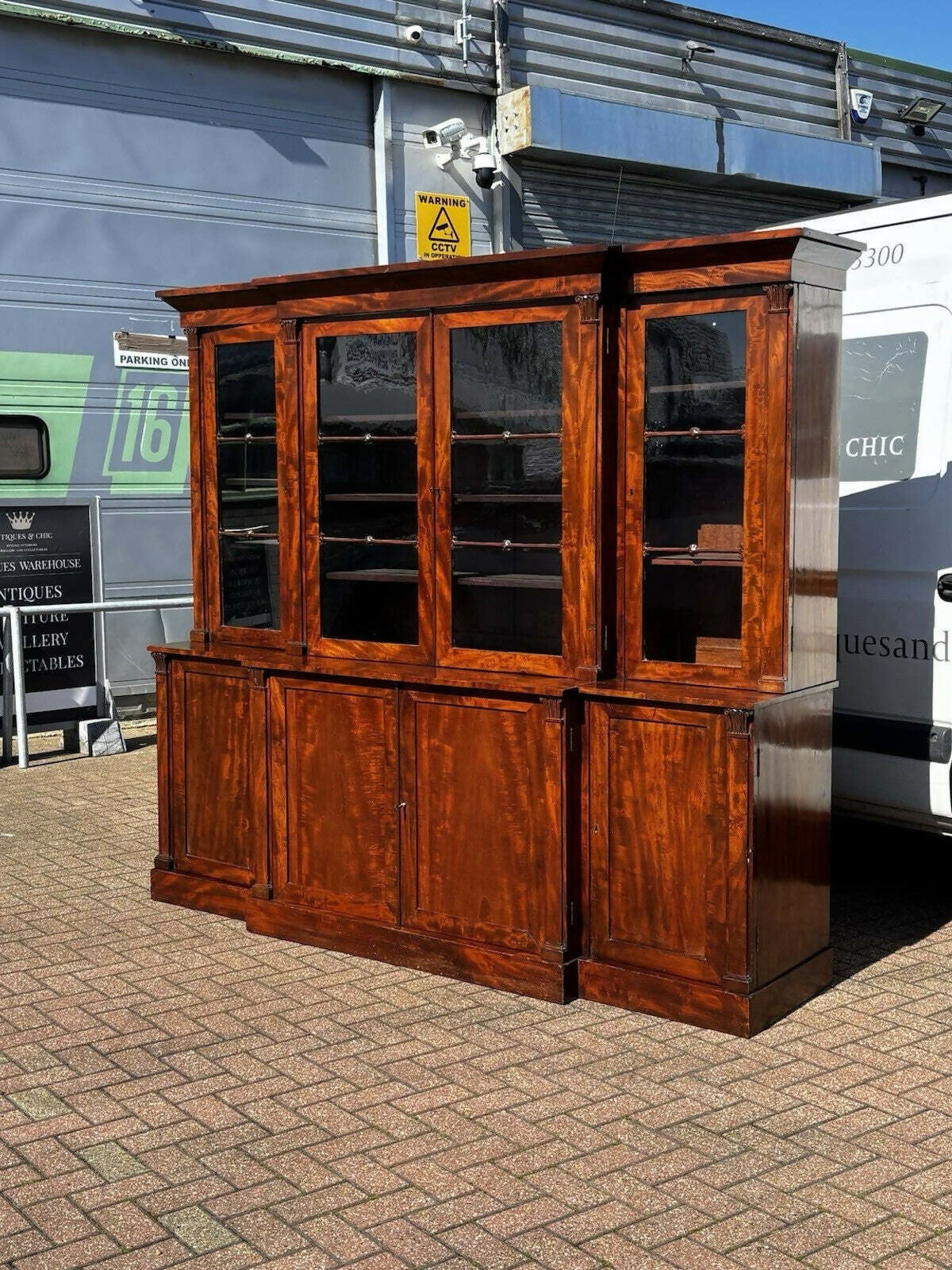 Georgian Mahogany Breakfront Library Bookcase, Adjustable Shelves. 2 Keys