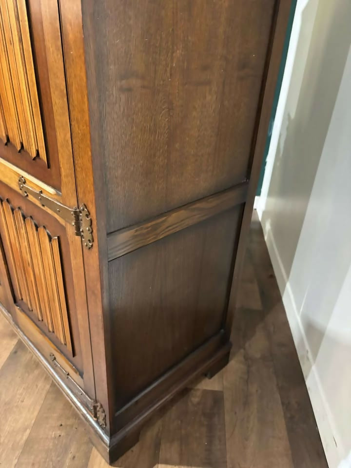 Vintage Oak Priory Double Wardrobe With Linen Fold Designbb