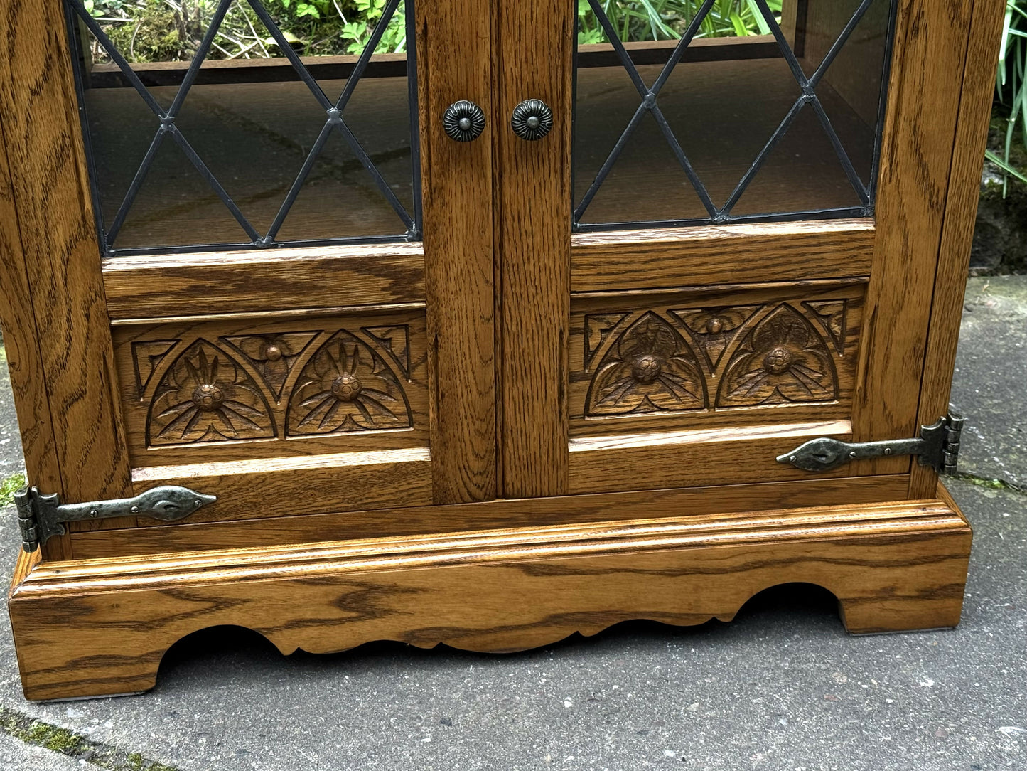 A WOOD BROTHERS OLD CHARM VINTAGE CARVED OAK TV MEDIA CABINET / STAND