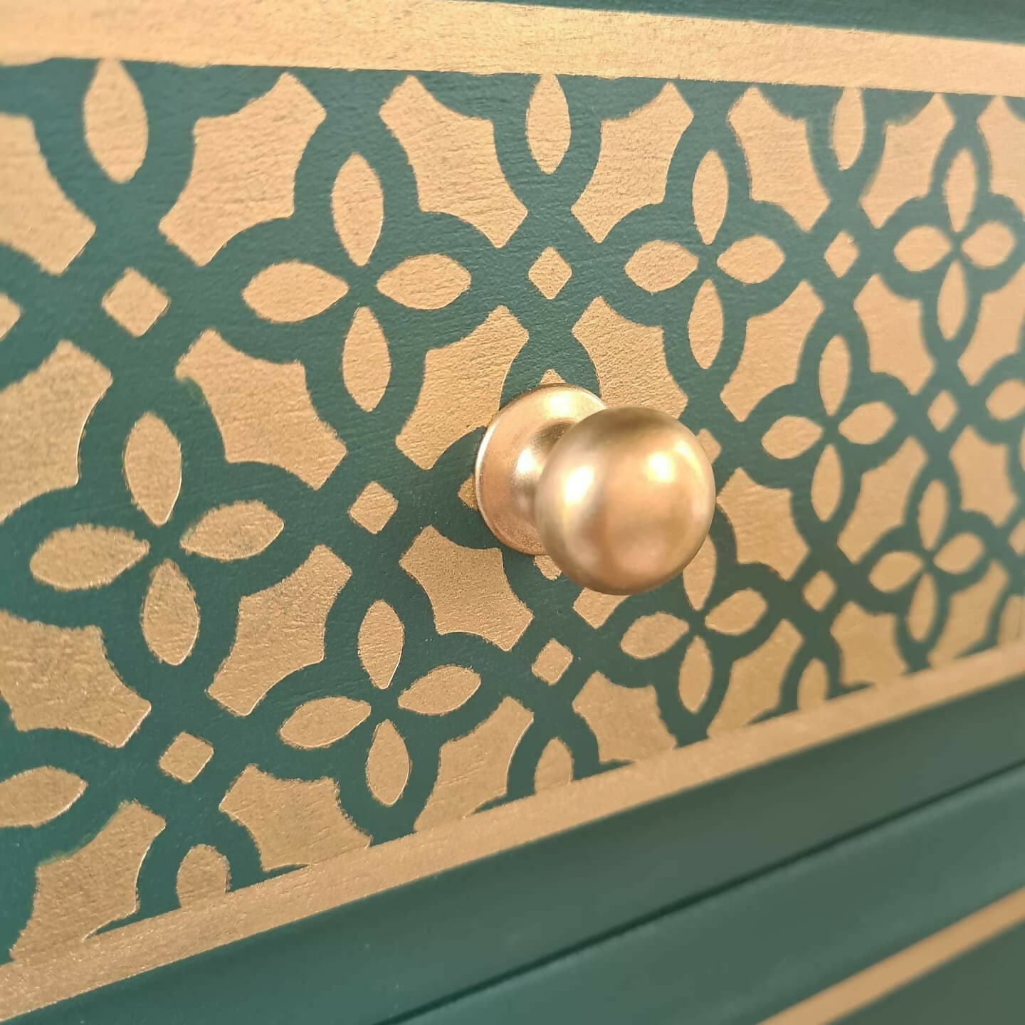 Stag minstrel chest of drawers