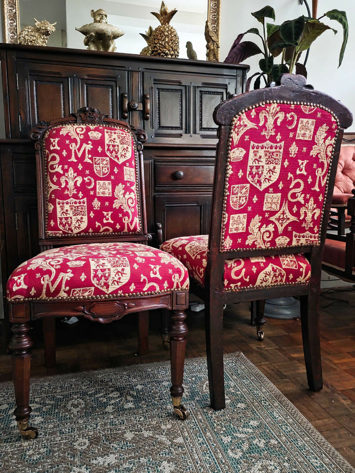 Antique 19th century Victorian set of two oak dining / side chairs, exceptional and highly decorative expertly crafted and of the finest quality.