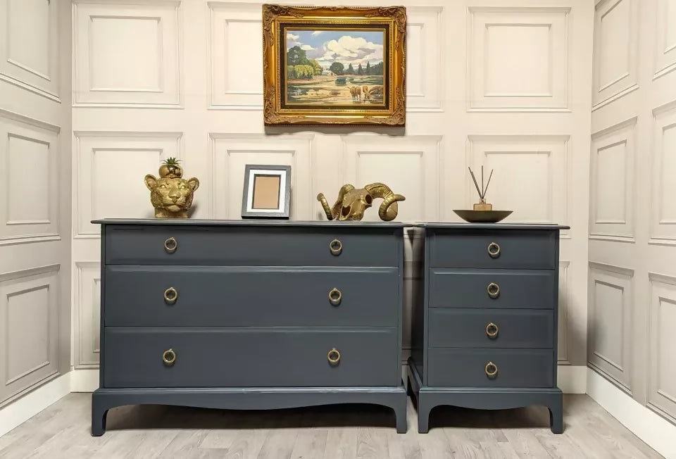 Stag Minstrel - Professionally Sprayed - Chest Of 3 Low Drawers And Bedside