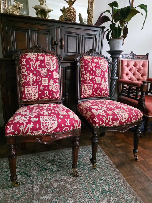 Antique 19th century Victorian set of two oak dining / side chairs, exceptional and highly decorative expertly crafted and of the finest quality.