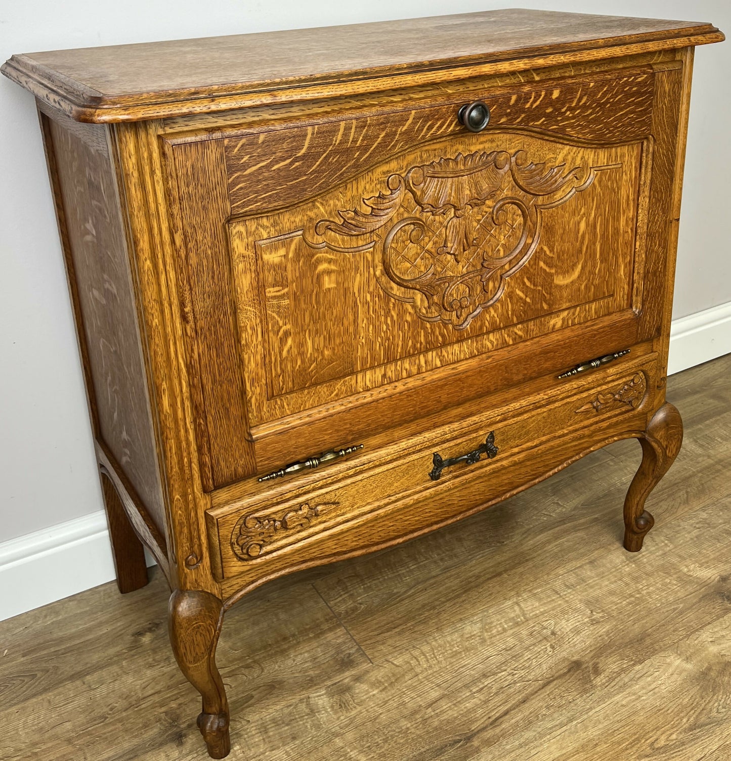 Cabinet Vintage French Louis XIV Oak Sideboard with Carved Cupboard LOT 6247